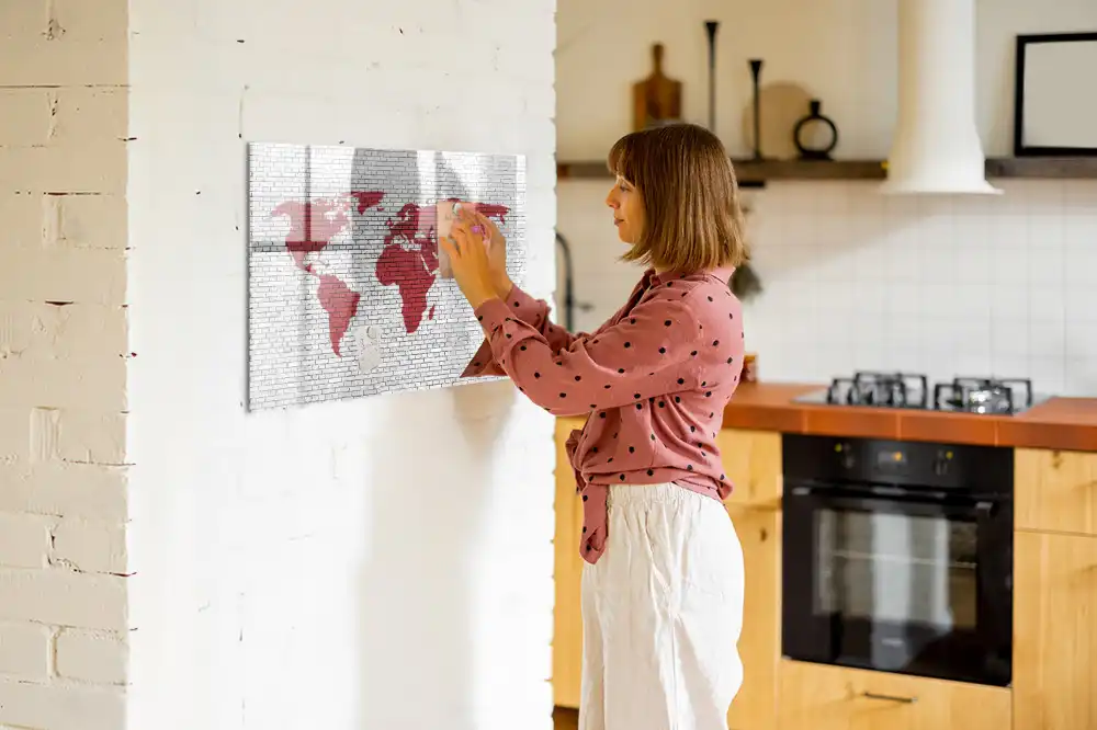 Tableau magnétique pour dessin à motif mur de briques et contour des continents