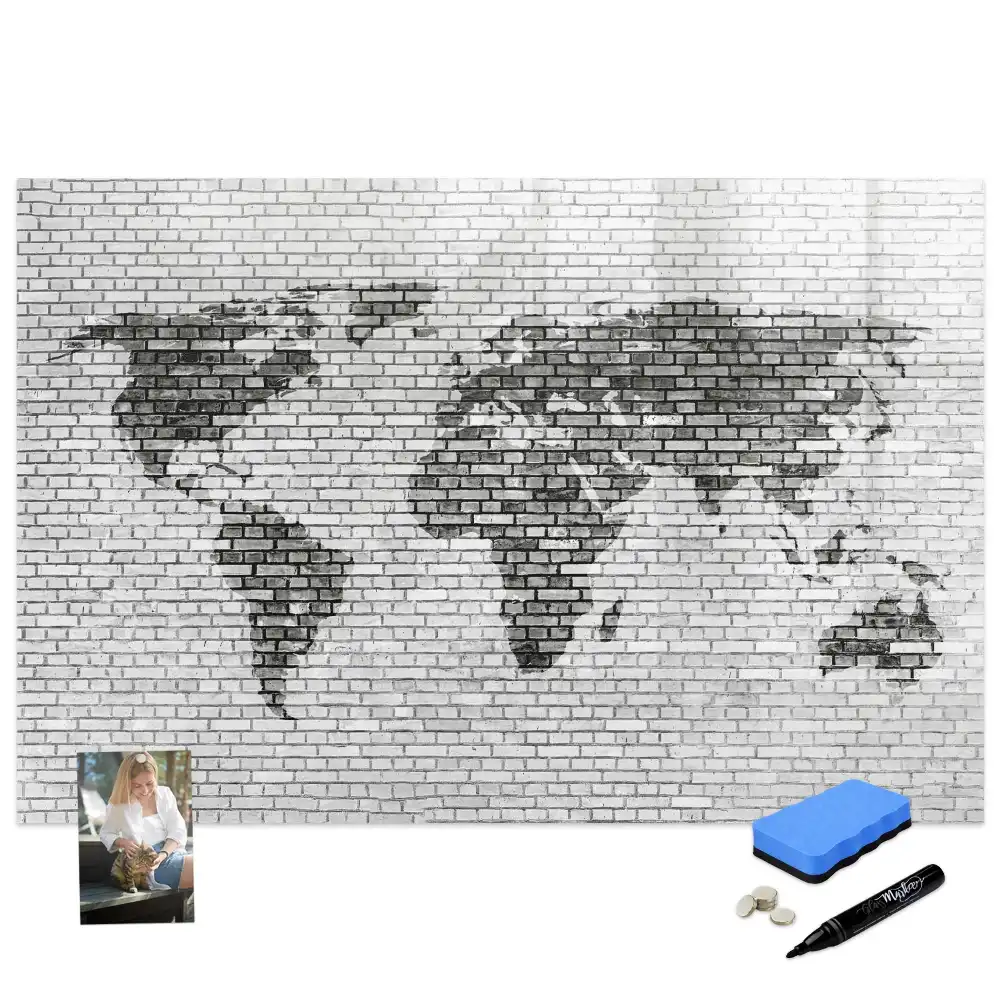 Tableau magnétique illustrant le monde sur fond de mur de briques
