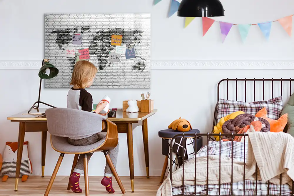 Tableau magnétique illustrant le monde sur fond de mur de briques