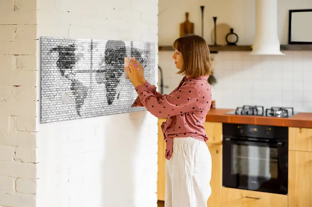 Tableau magnétique illustrant le monde sur fond de mur de briques
