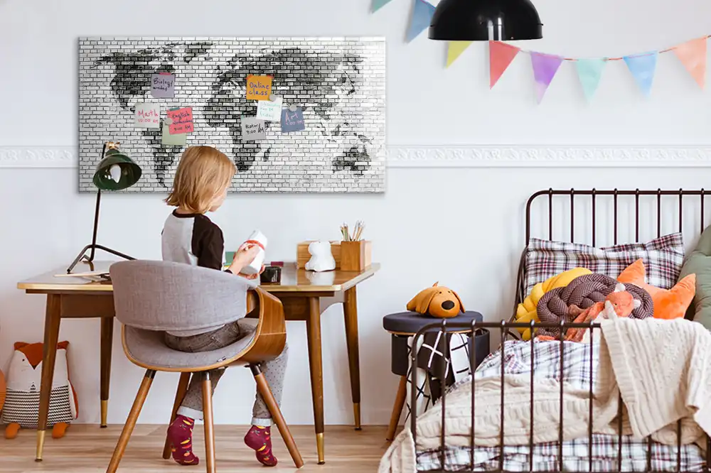 Tableau magnétique illustrant le monde sur fond de mur de briques