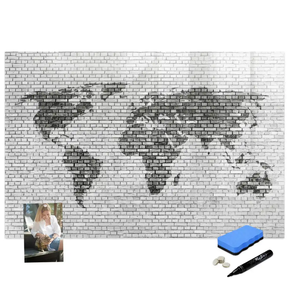 Tableau magnétique illustrant le monde sur fond de mur de briques