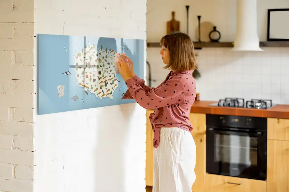 Tableau magnétique à dessiner illustré avec la carte de la Pologne et des animaux