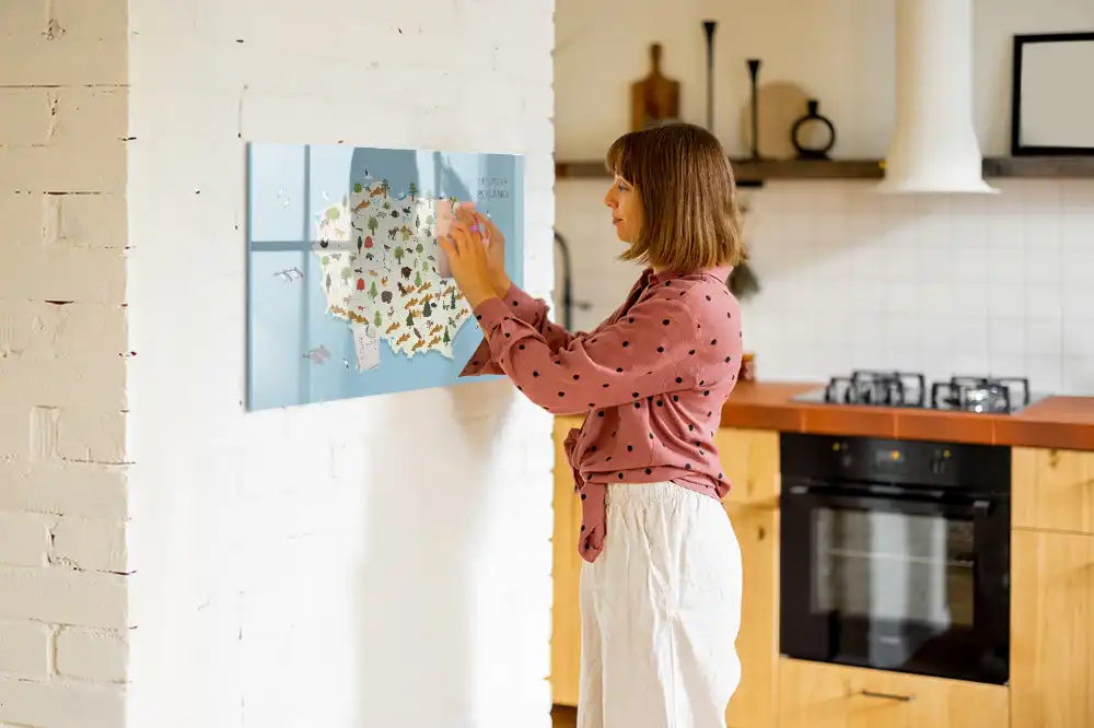 Tableau magnétique à dessiner illustré avec la carte de la Pologne et des animaux