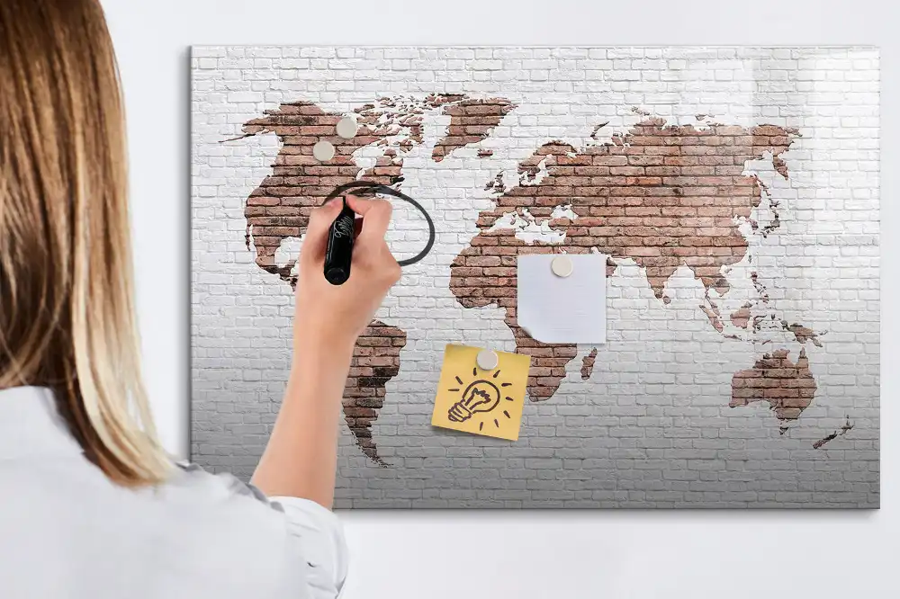 Tableau magnétique pour écriture motif continents sur fond de briques