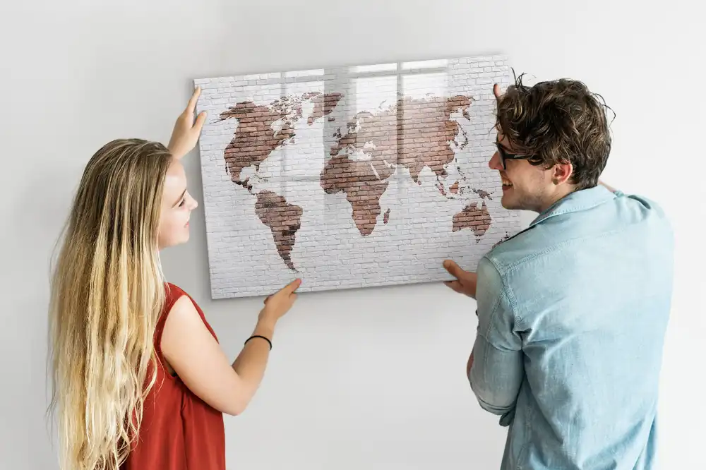 Tableau magnétique pour écriture motif continents sur fond de briques