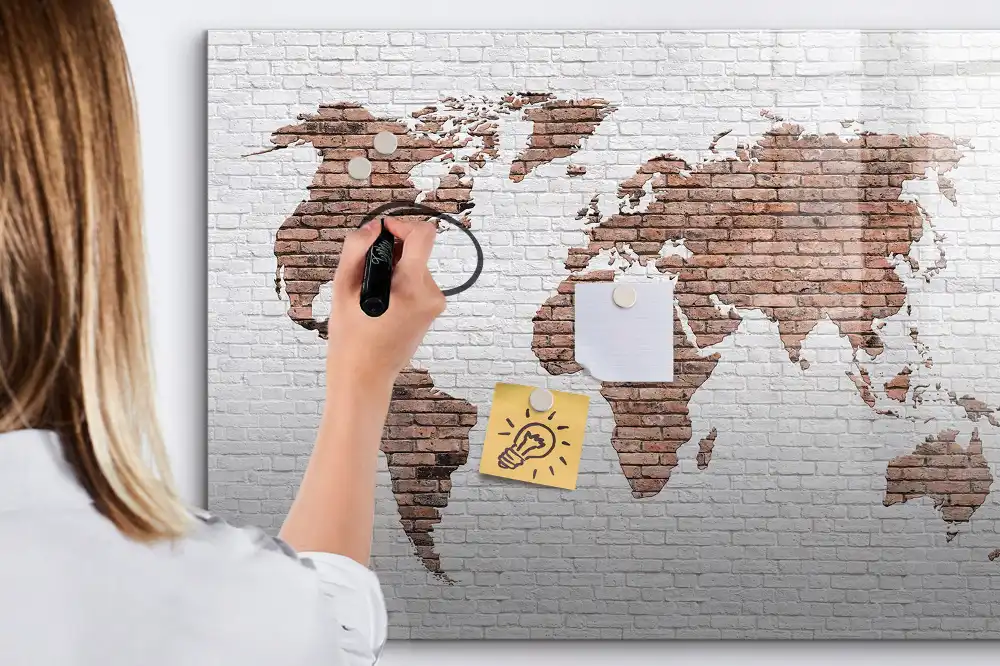Tableau magnétique pour écriture motif continents sur fond de briques