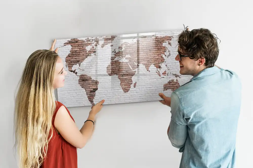 Tableau magnétique pour écriture motif continents sur fond de briques