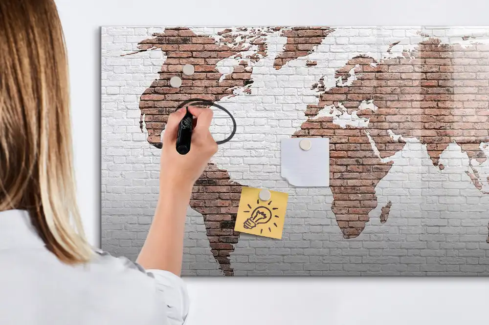 Tableau magnétique pour écriture motif continents sur fond de briques