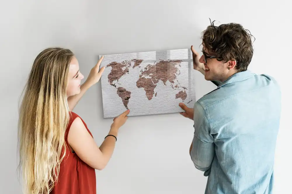 Tableau magnétique pour écriture motif continents sur fond de briques