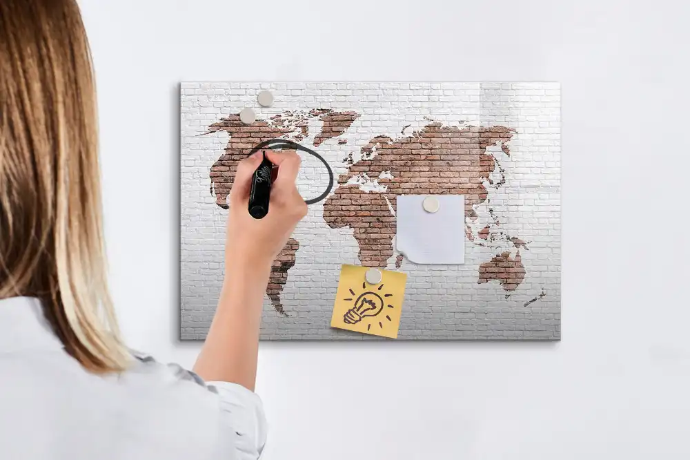 Tableau magnétique pour écriture motif continents sur fond de briques