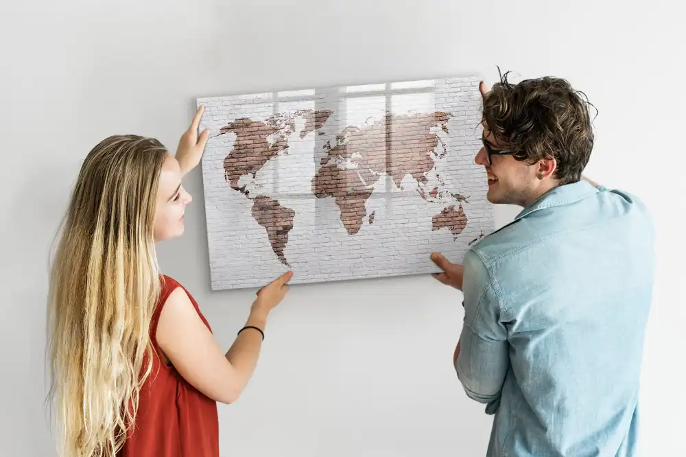 Tableau magnétique pour écriture motif continents sur fond de briques
