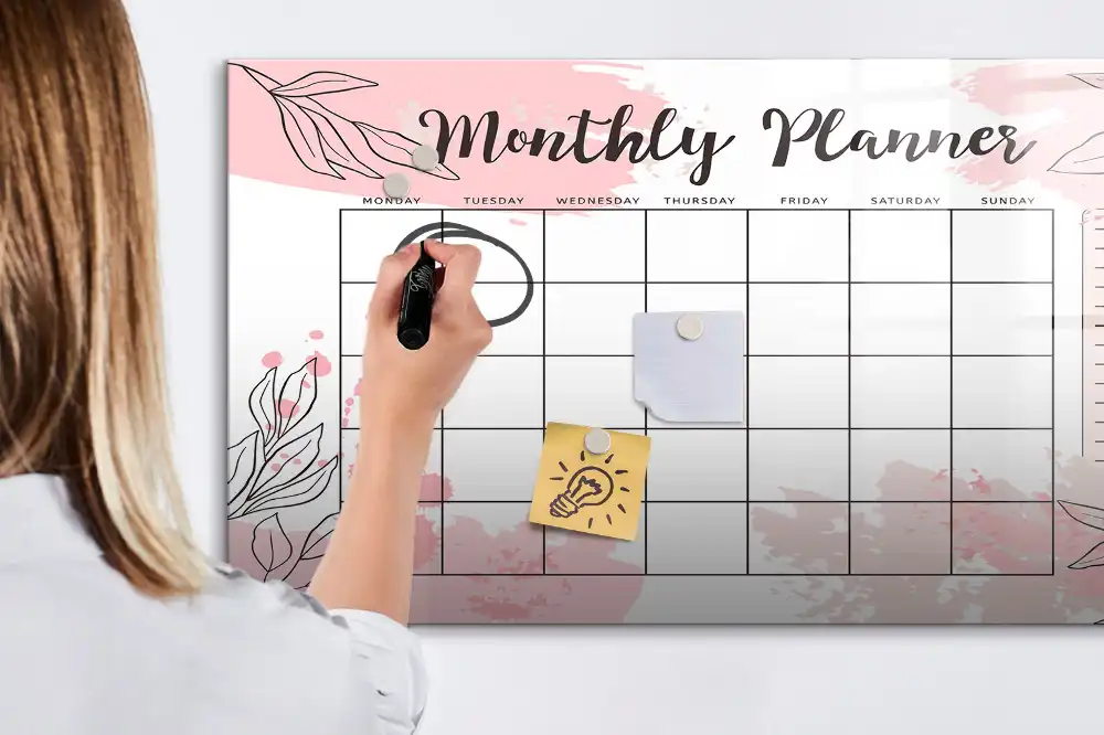Tableau magnétique calendrier mensuel rose pour écriture