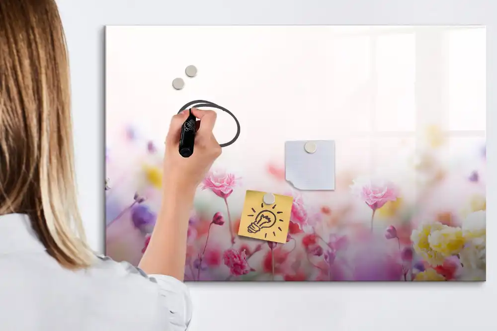 Tableau blanc magnétique effaçable à sec motif fleurs dans une prairie verte