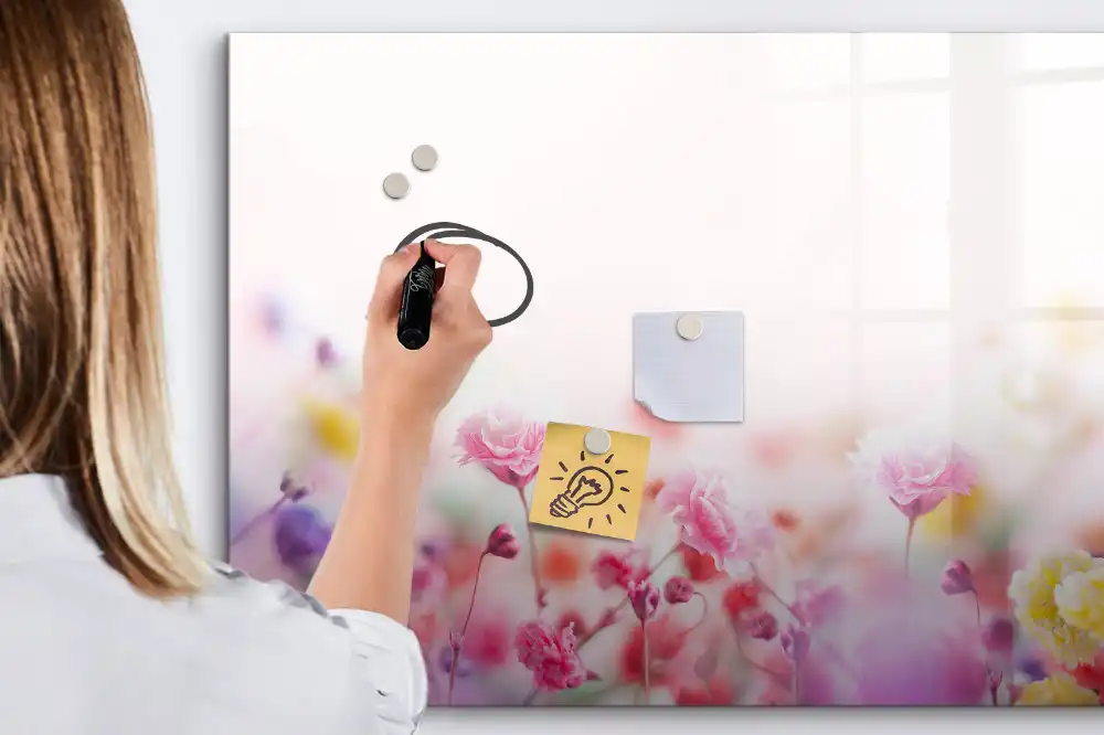 Tableau blanc magnétique effaçable à sec motif fleurs dans une prairie verte