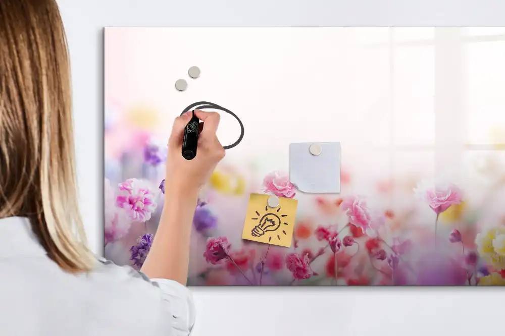 Tableau blanc magnétique effaçable à sec motif fleurs dans une prairie verte
