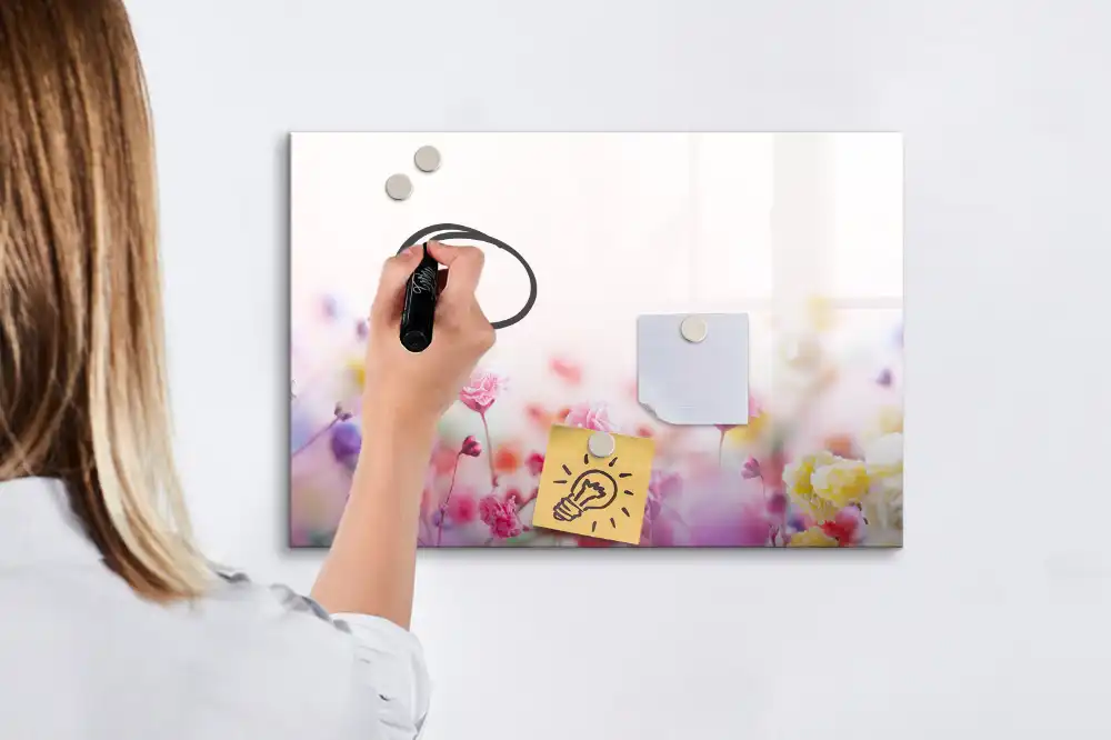 Tableau blanc magnétique effaçable à sec motif fleurs dans une prairie verte
