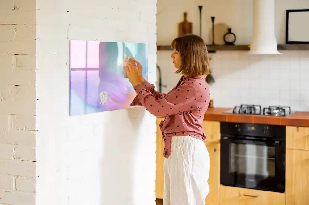 Tableau blanc magnétique effaçable à sec à motif de plumes d'oiseaux multicolores