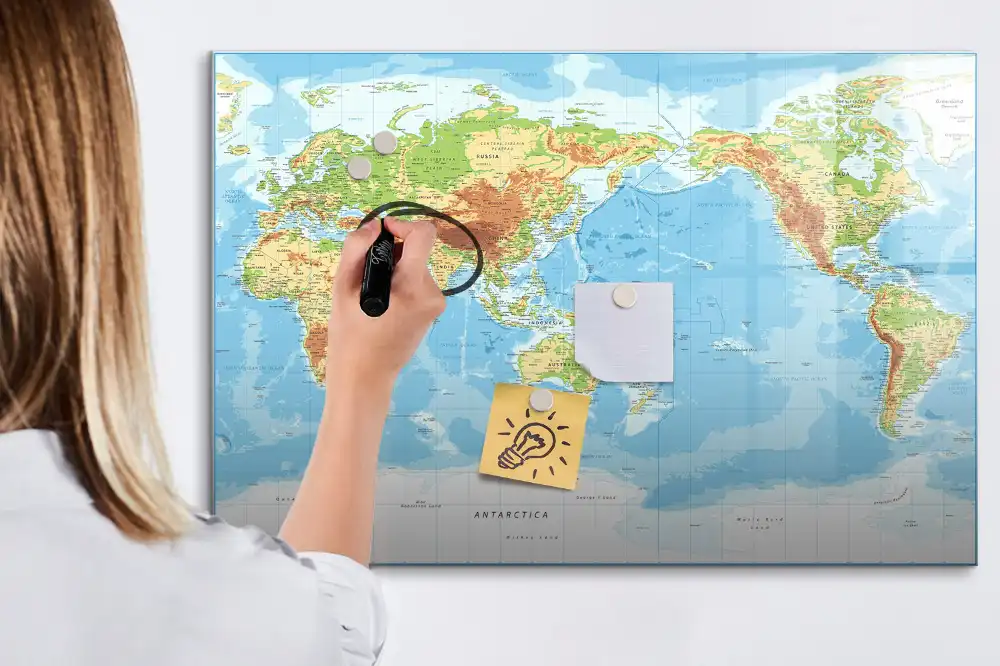 Tableau blanc magnétique effaçable à sec avec carte du monde physique