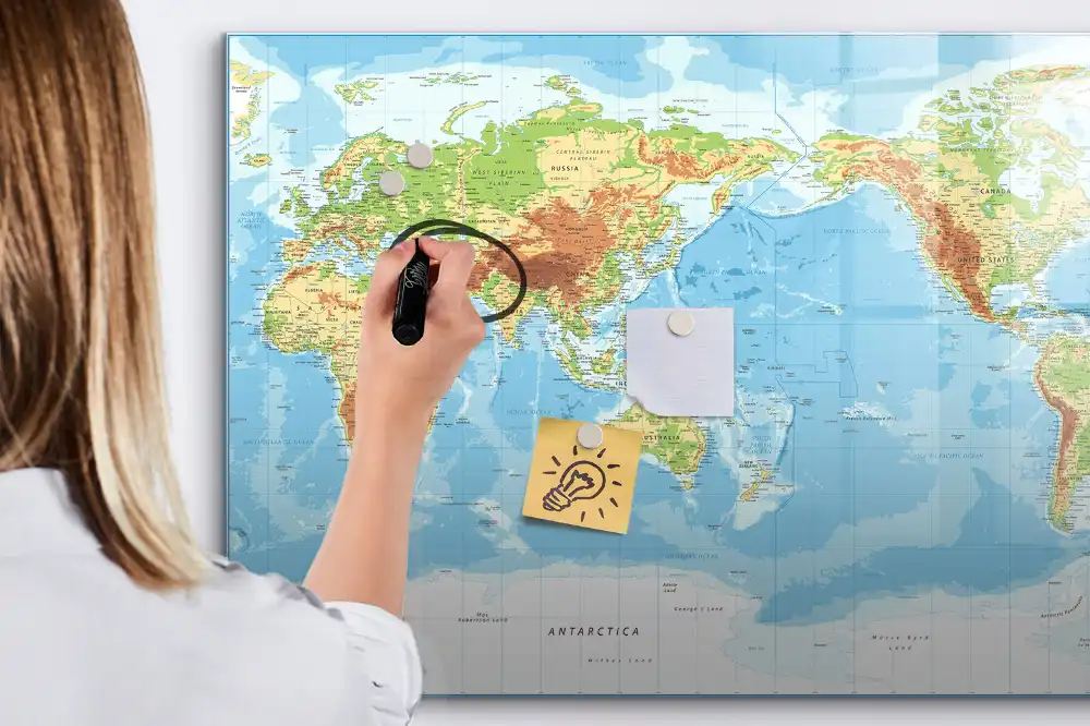 Tableau blanc magnétique effaçable à sec avec carte du monde physique