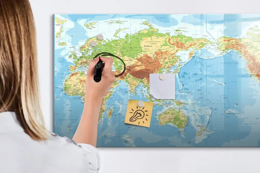 Tableau blanc magnétique effaçable à sec avec carte du monde physique