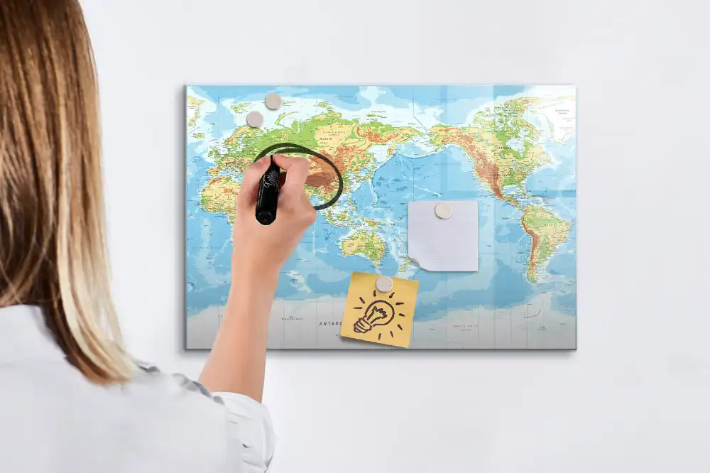 Tableau blanc magnétique effaçable à sec avec carte du monde physique
