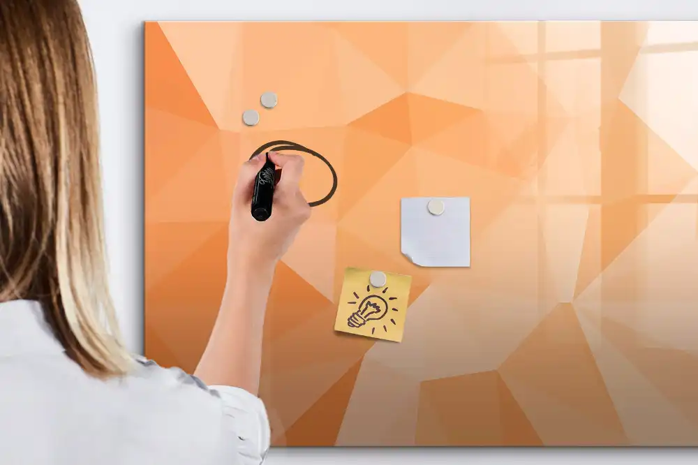 Tableau magnétique à dessiner motif triangles géométriques abstraits