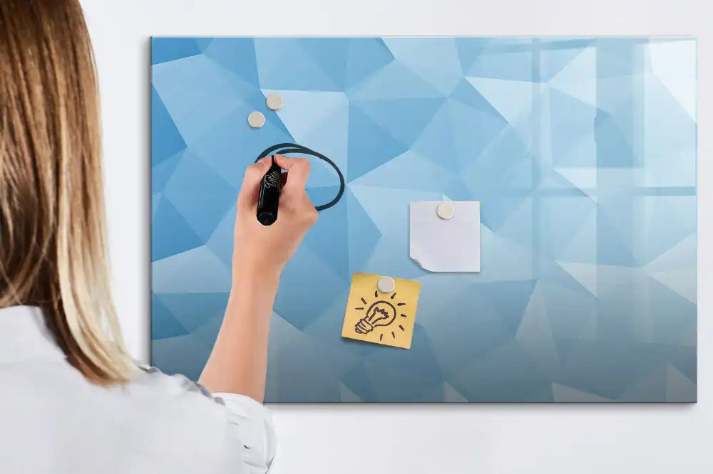 Tableau blanc magnétique effaçable à sec avec motif de pyramides abstraites