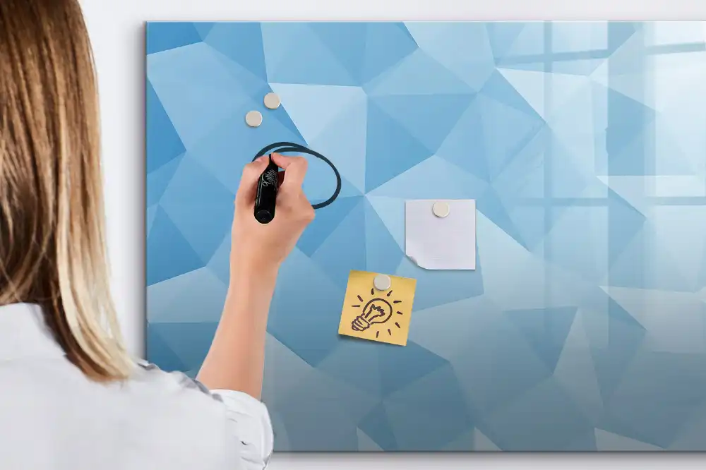 Tableau blanc magnétique effaçable à sec avec motif de pyramides abstraites