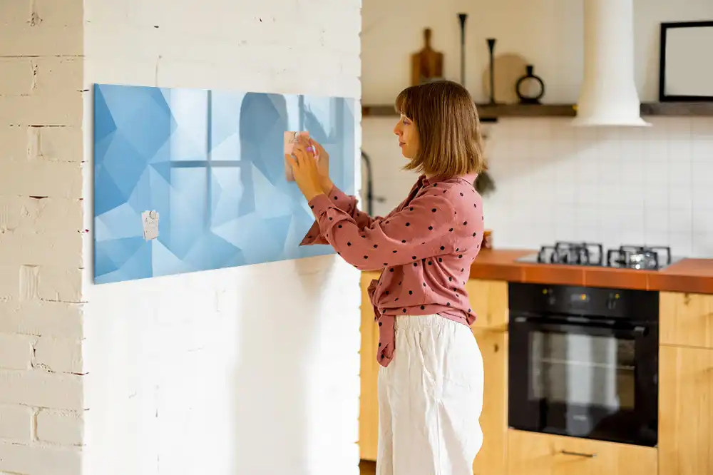 Tableau blanc magnétique effaçable à sec avec motif de pyramides abstraites