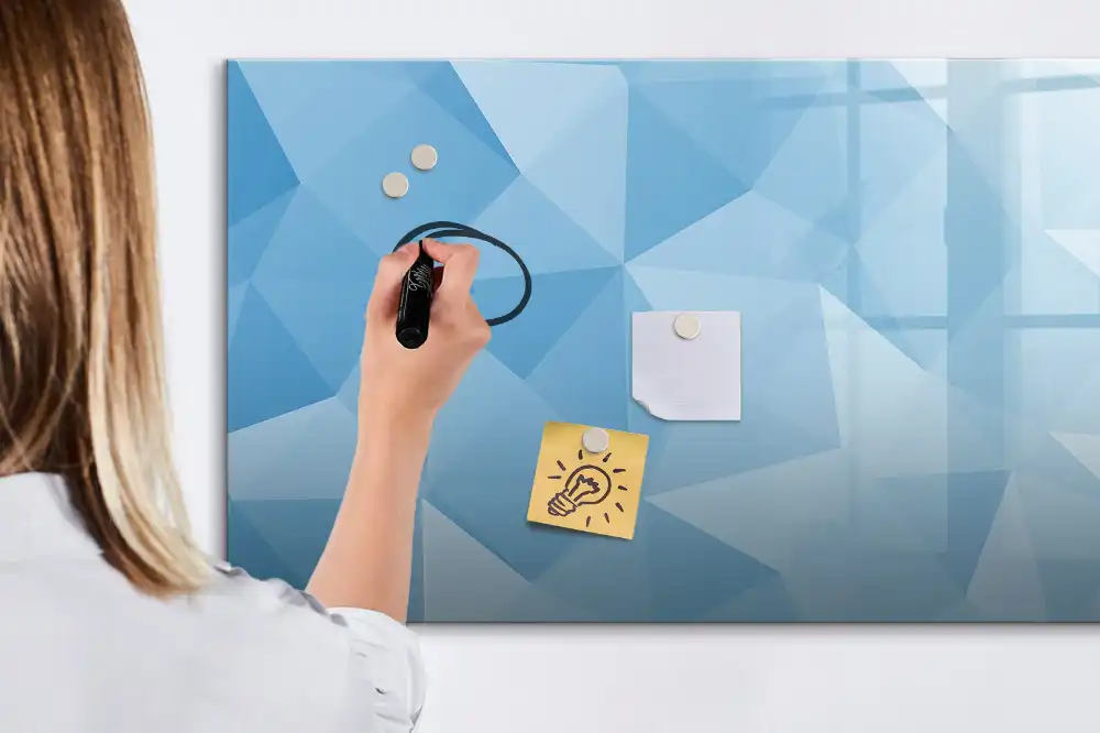 Tableau blanc magnétique effaçable à sec avec motif de pyramides abstraites
