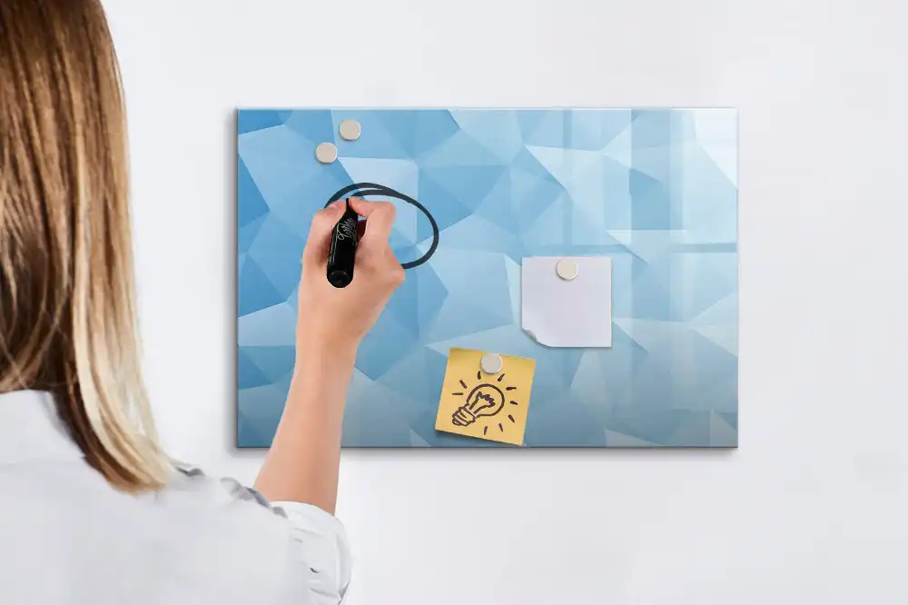 Tableau blanc magnétique effaçable à sec avec motif de pyramides abstraites