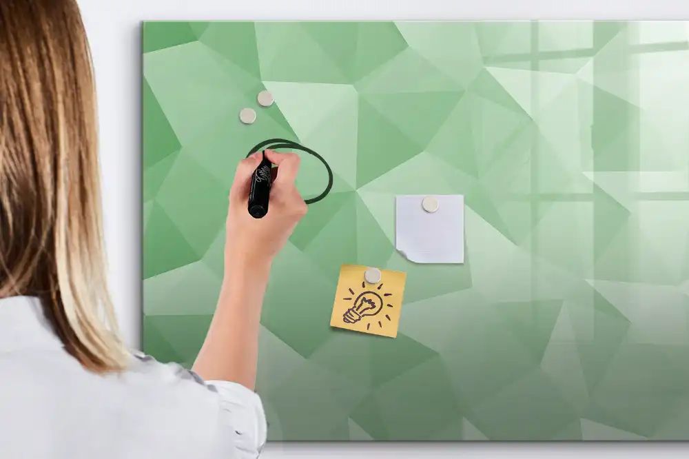 Tableau magnétique pour écriture avec composition de triangles