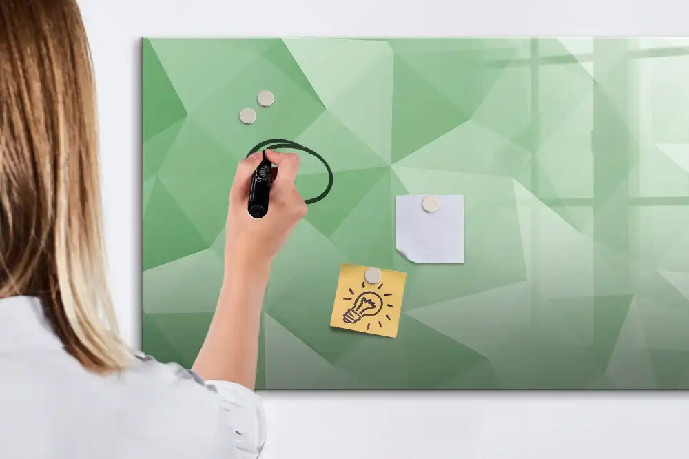Tableau magnétique pour écriture avec composition de triangles