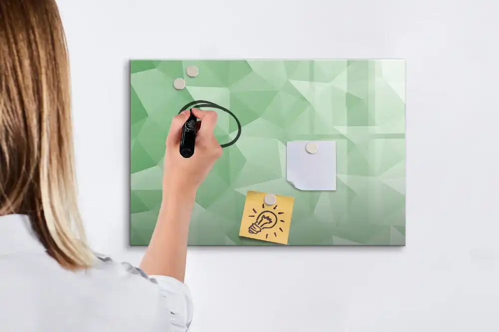 Tableau magnétique pour écriture avec composition de triangles