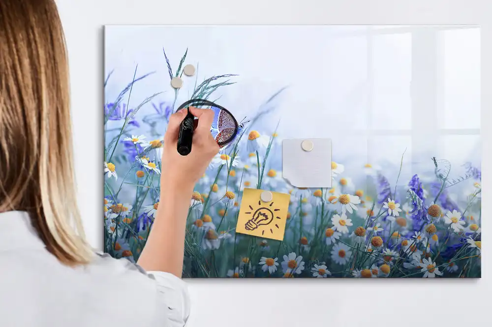 Tableau magnétique pour écriture motif papillon dans une prairie fleurie