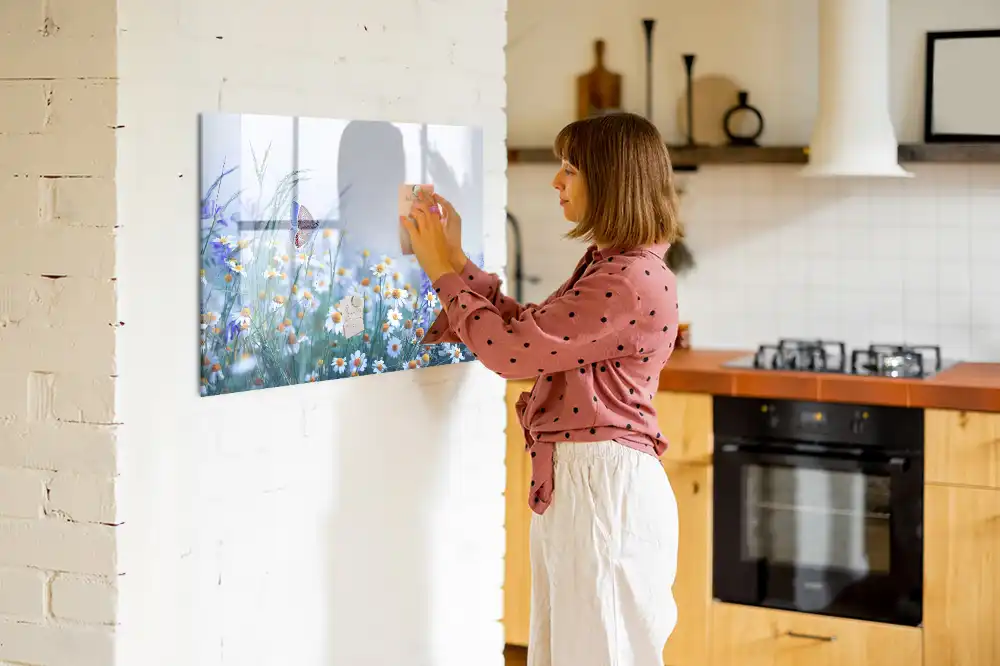 Tableau magnétique pour écriture motif papillon dans une prairie fleurie