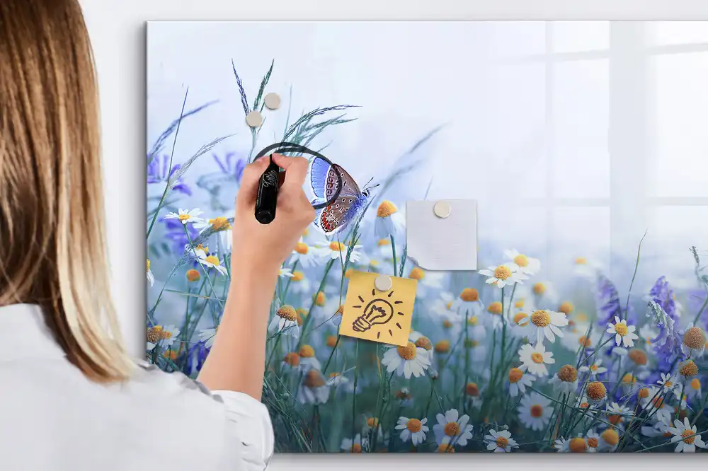 Tableau magnétique pour écriture motif papillon dans une prairie fleurie