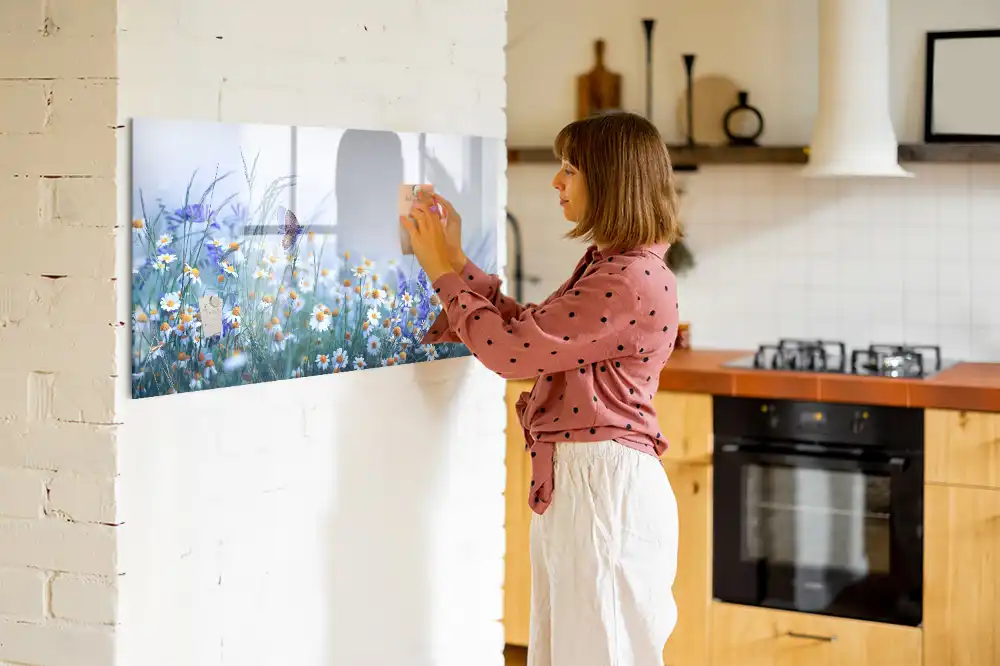 Tableau magnétique pour écriture motif papillon dans une prairie fleurie
