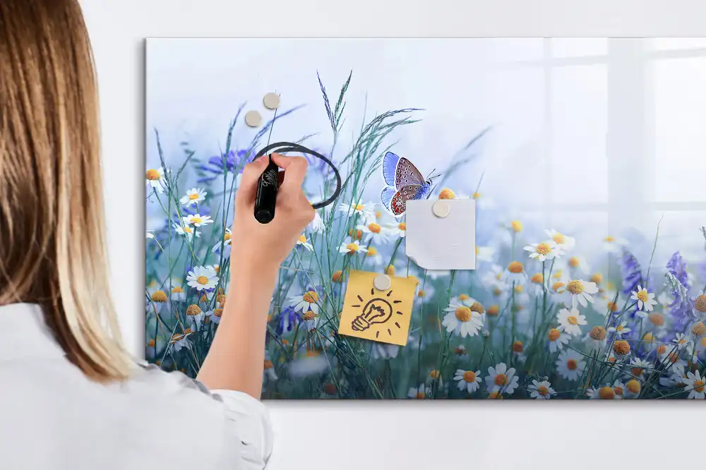 Tableau magnétique pour écriture motif papillon dans une prairie fleurie