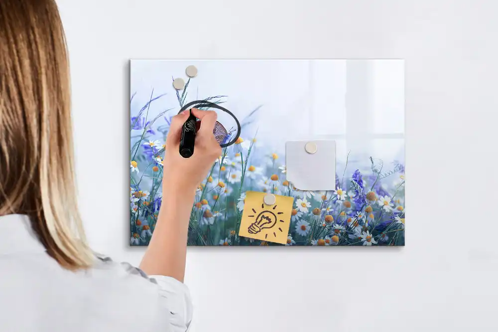 Tableau magnétique pour écriture motif papillon dans une prairie fleurie