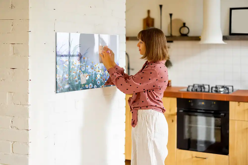Tableau magnétique pour écriture motif papillon dans une prairie fleurie