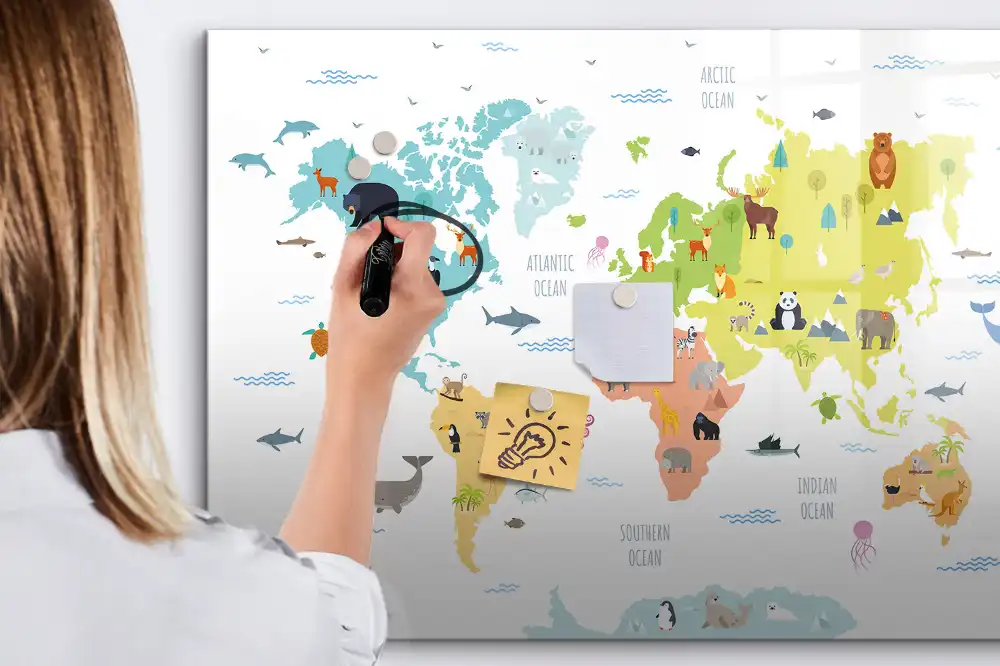 Tableau blanc magnétique effaçable à sec avec carte du monde illustrée d'animaux
