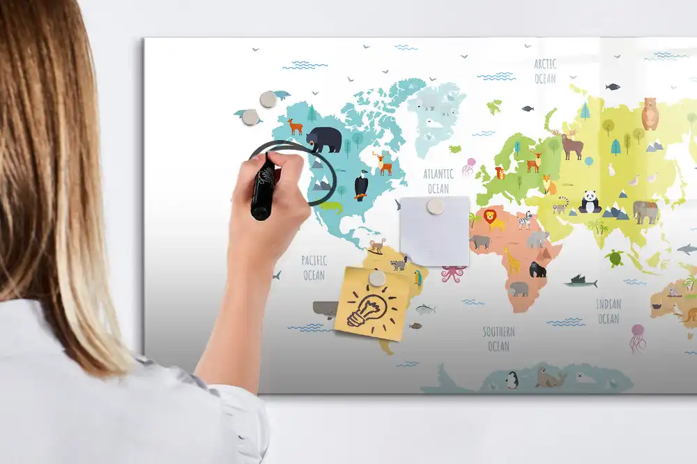 Tableau blanc magnétique effaçable à sec avec carte du monde illustrée d'animaux