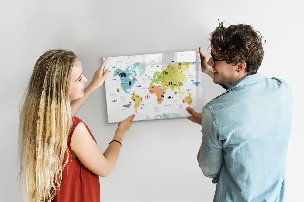Tableau blanc magnétique effaçable à sec avec carte du monde illustrée d'animaux