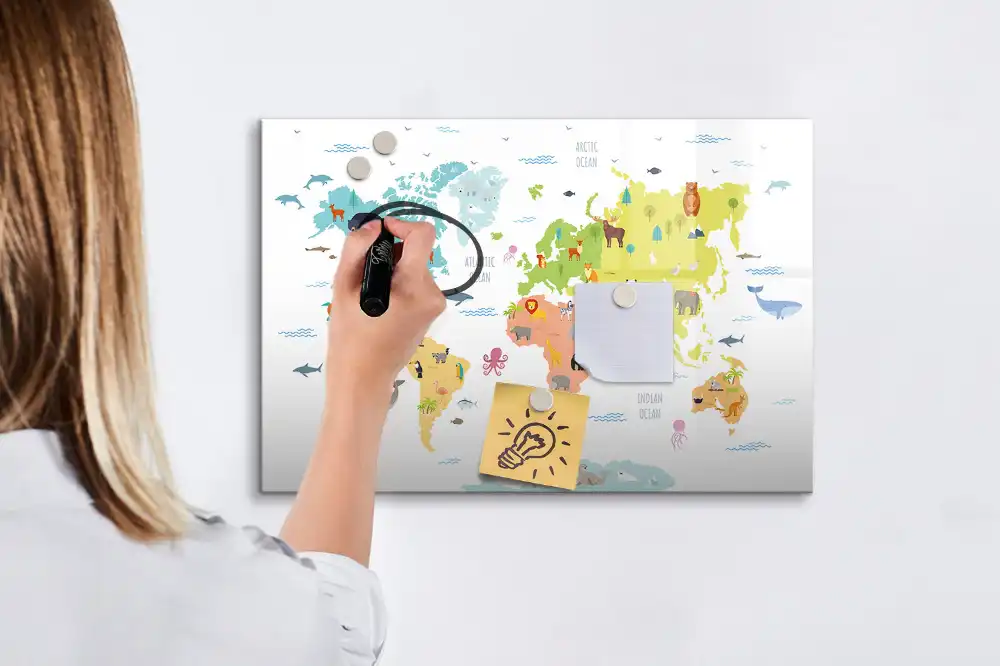 Tableau blanc magnétique effaçable à sec avec carte du monde illustrée d'animaux