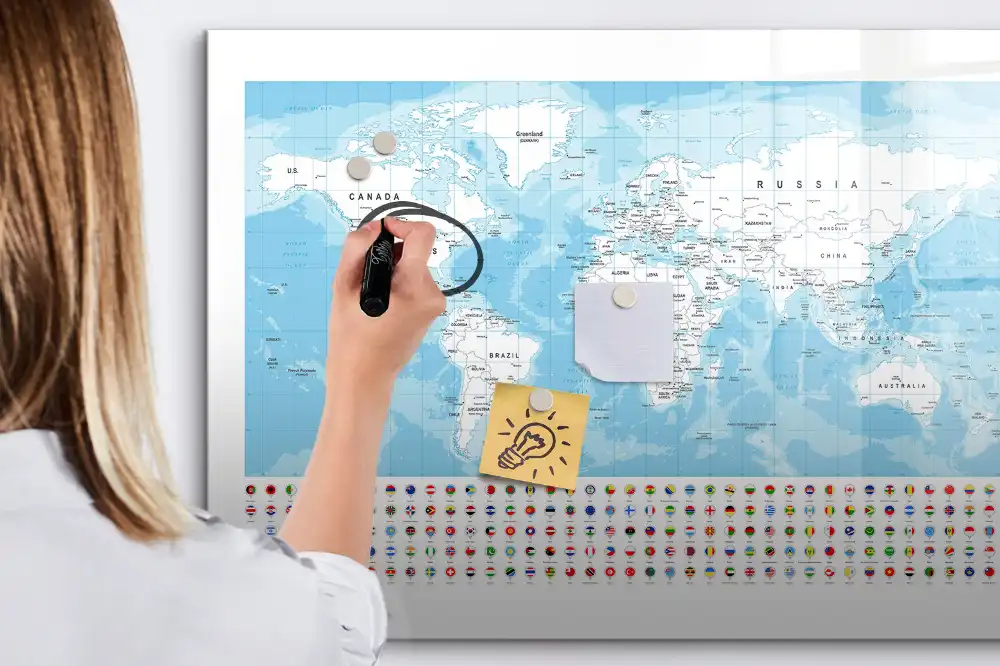 Tableau blanc magnétique effaçable à sec illustré des contours des continents