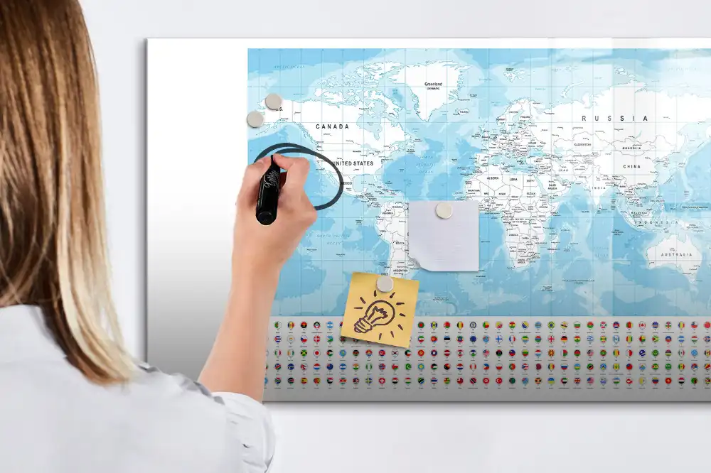 Tableau blanc magnétique effaçable à sec illustré des contours des continents