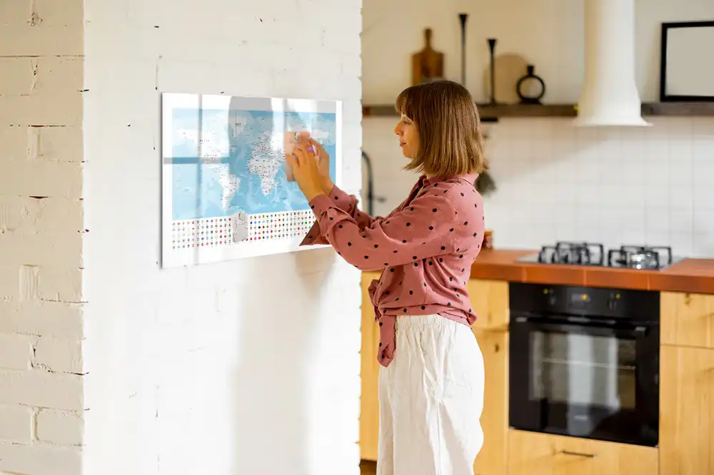 Tableau blanc magnétique effaçable à sec illustré des contours des continents