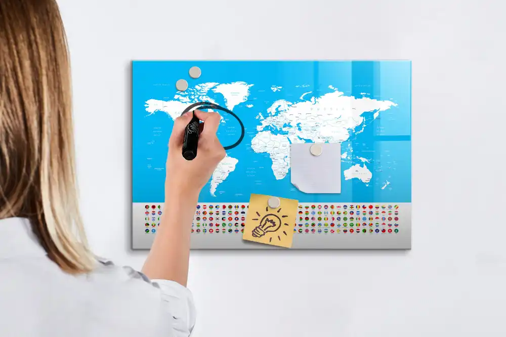 Tableau magnétique éducatif avec carte géographique des frontières